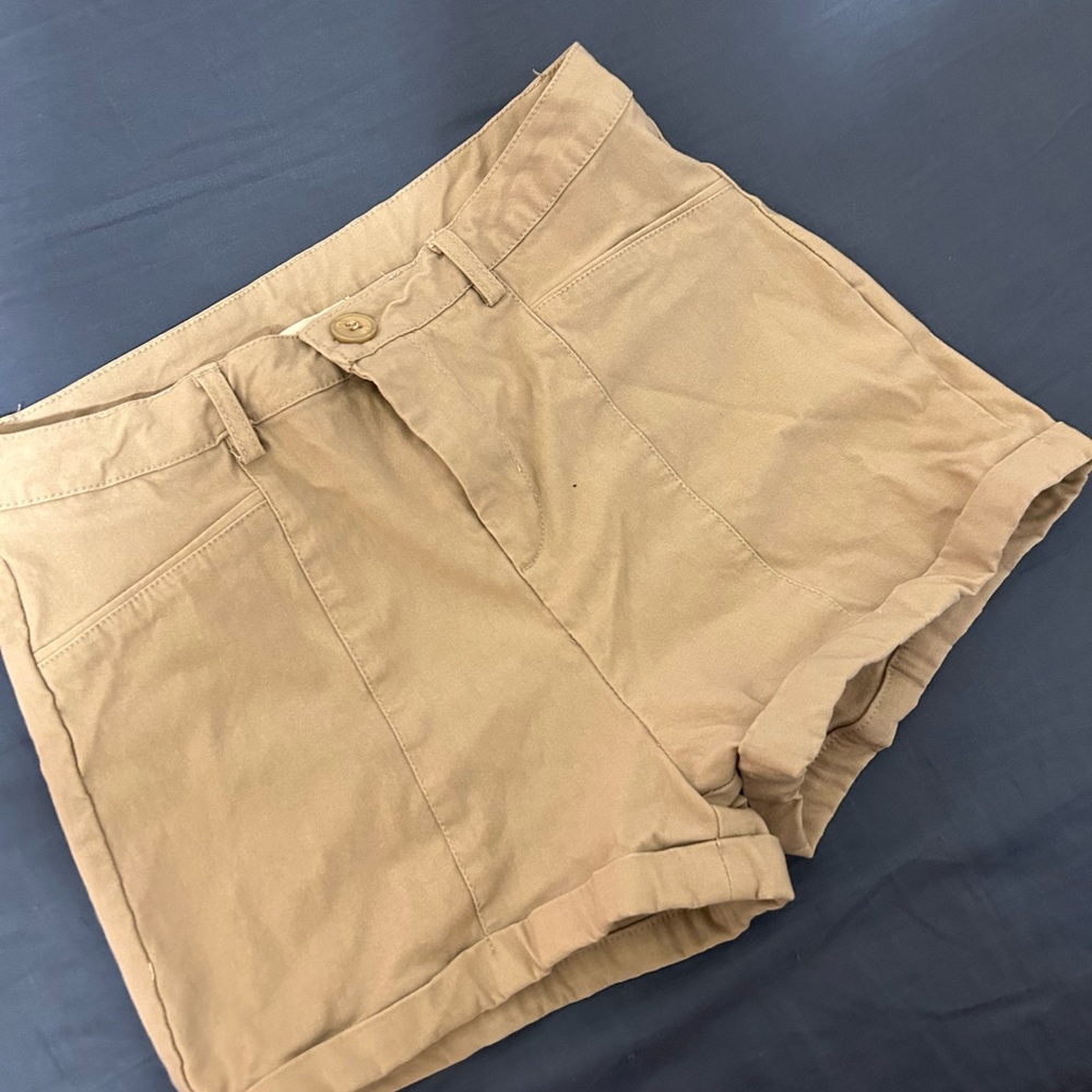 Beige cream stretchy shorts